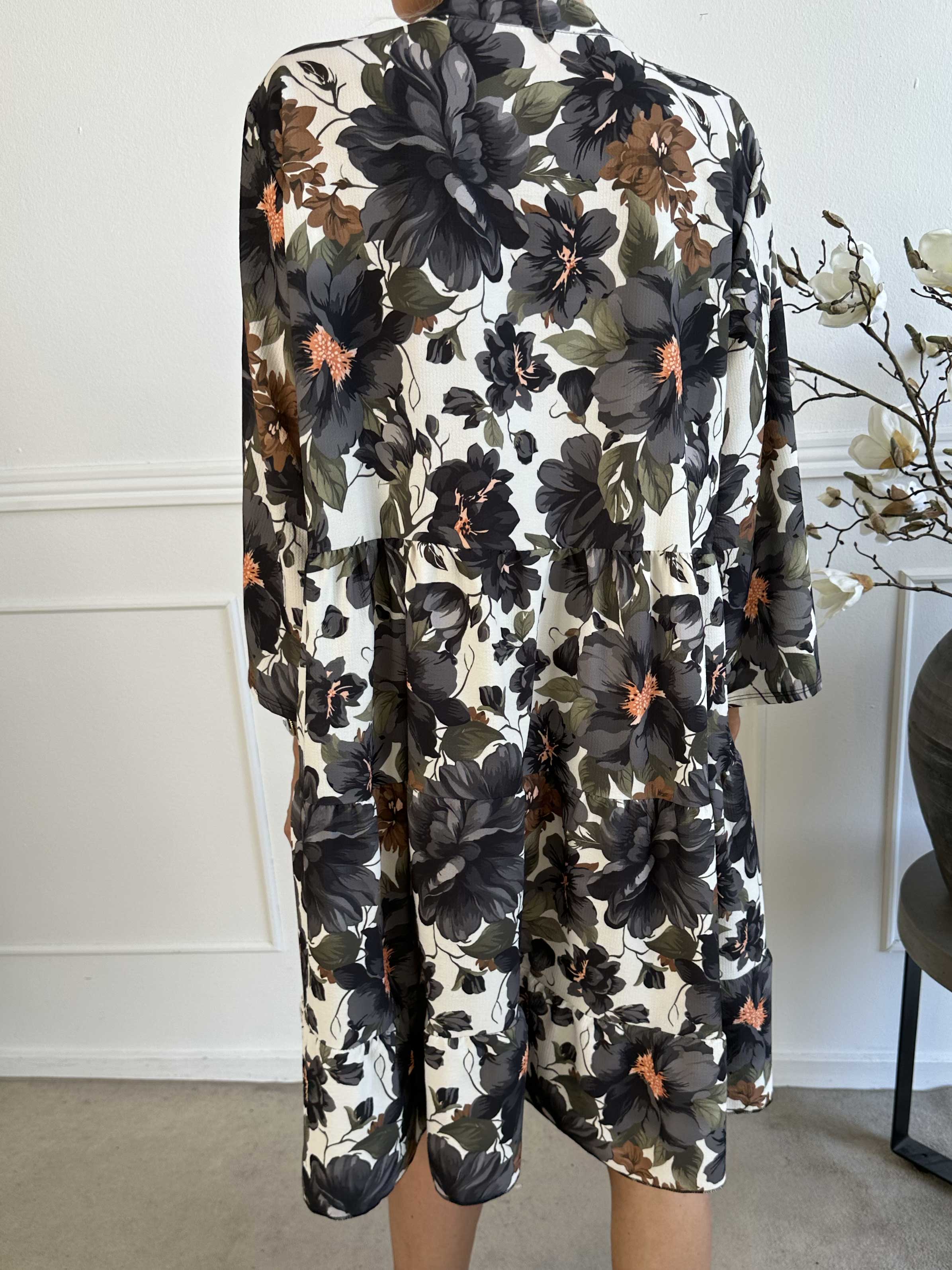 Flower Dress - Sød blomstret kjole med lag på lag look